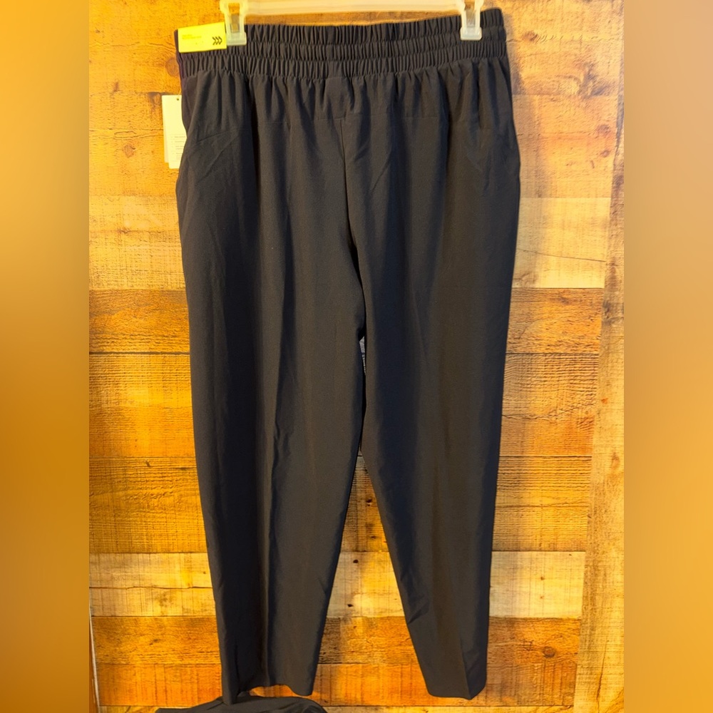 All in Motion High Rise Woven Pants - Picture 2 of 7